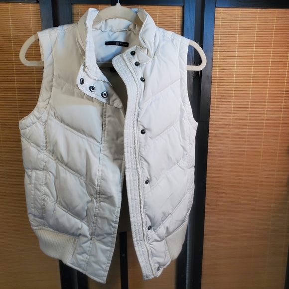 GAP Puffer Vest - Picture 5 of 9
